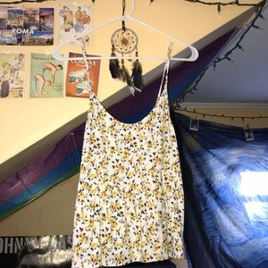 Cute floral tank!!🌻